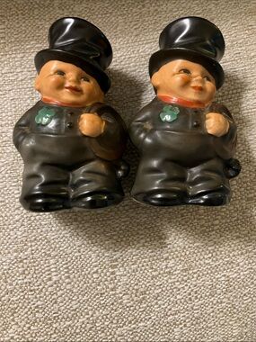 Goebel salt and pepper shakerBlack Top Hat Couple with Green Shamrocks
